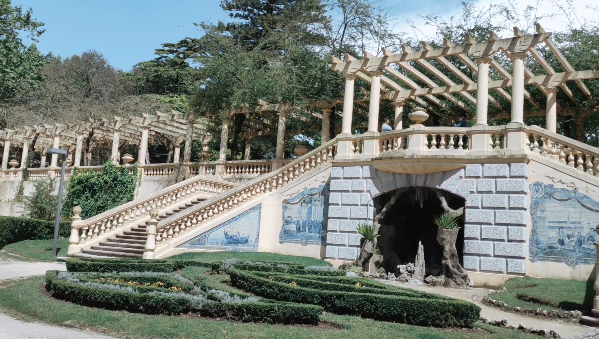 Barocke Gartentreppe mit Balustrade, Pergola und Grottenbogen, flankiert von Buchsornamenten und Azulejo-Malereien